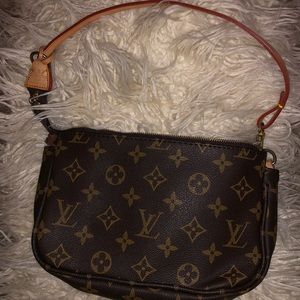 *LOUIS VUITTON* Petite PM